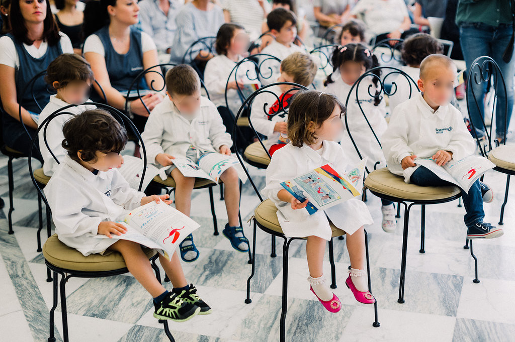 Bambini dell'infanzia con libro